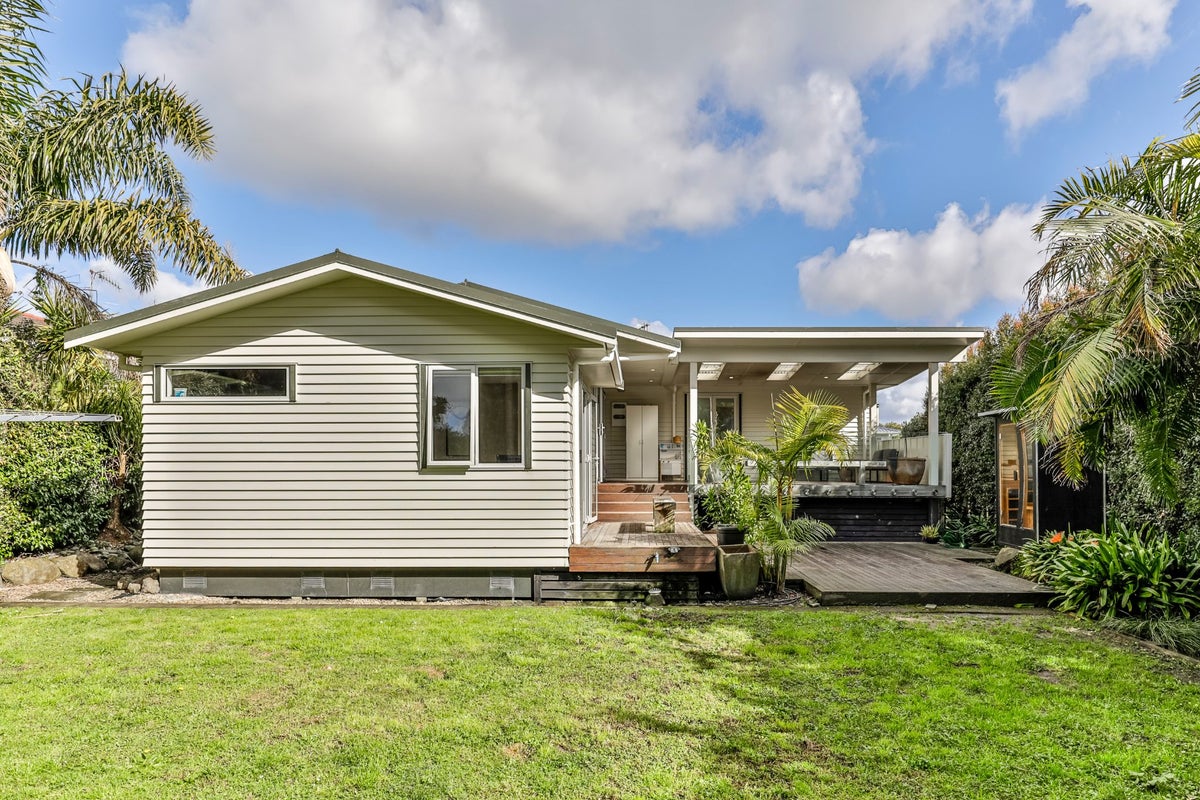 23 Bodi Place, Te Atatu South, Auckland - Carousel 1