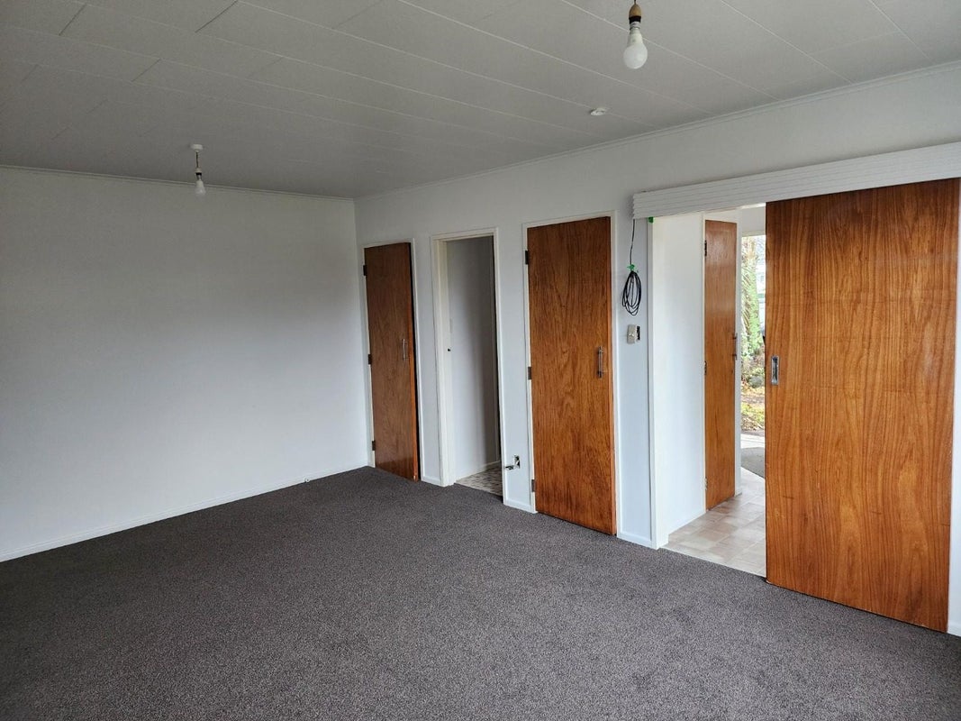 2/52 LEIGHTON AVE, GRACEFIELD, LOWER HUTT - Carousel 2