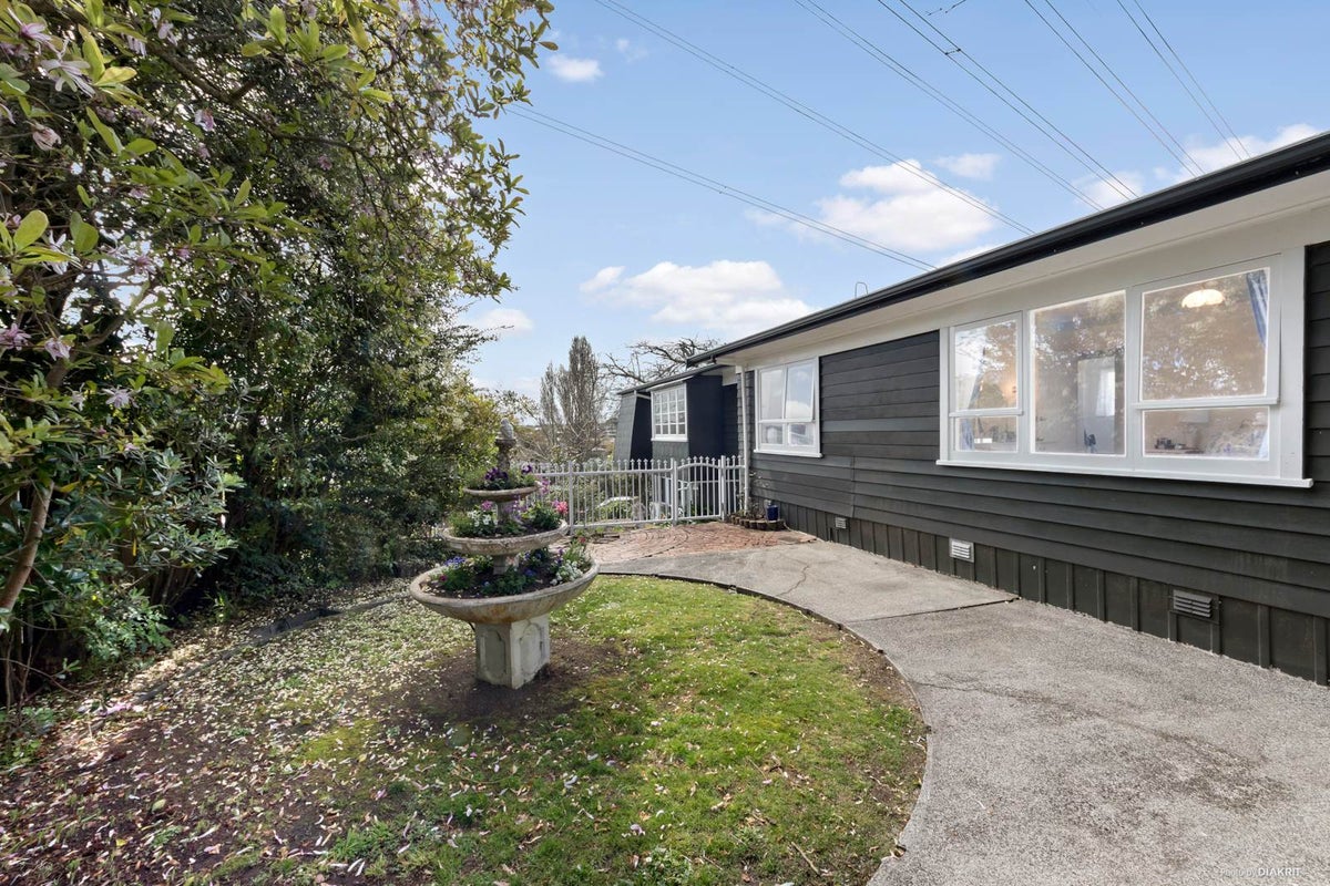 8 Caronia Crescent, Lynfield, Auckland - Carousel 2