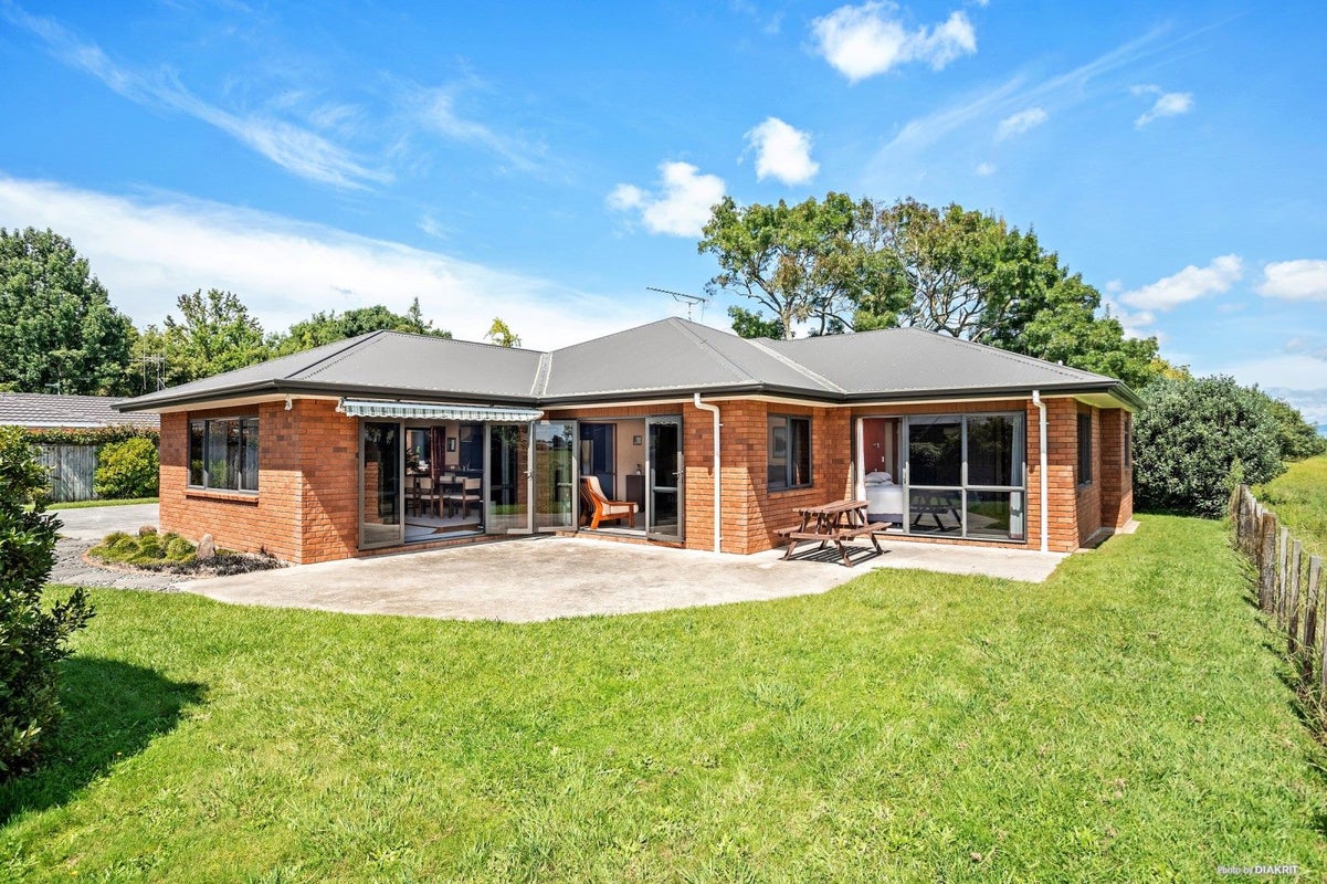 24 Reynolds Drive, Glenview, Hamilton - Carousel 1