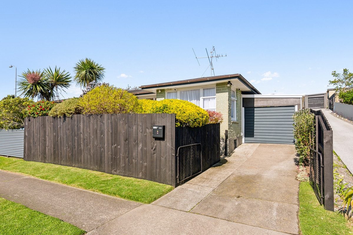2 Anthony Grove, Paraparaumu Beach, Paraparaumu - Carousel 1