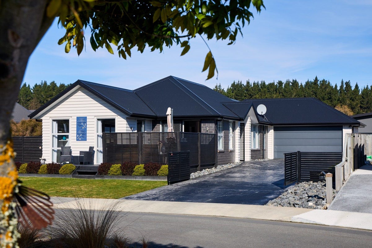 7 Mcrae Gardens, Kaikoura Flat, Kaikoura - Carousel 1