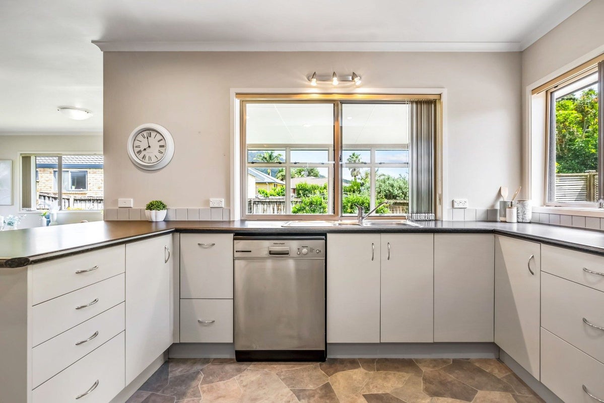 11 Conifer Grove, Kamo, Whangarei - Carousel 2