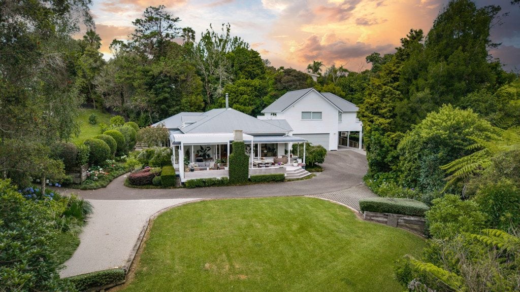 47 Waipuia Place, Greenhithe, Auckland - Carousel 1