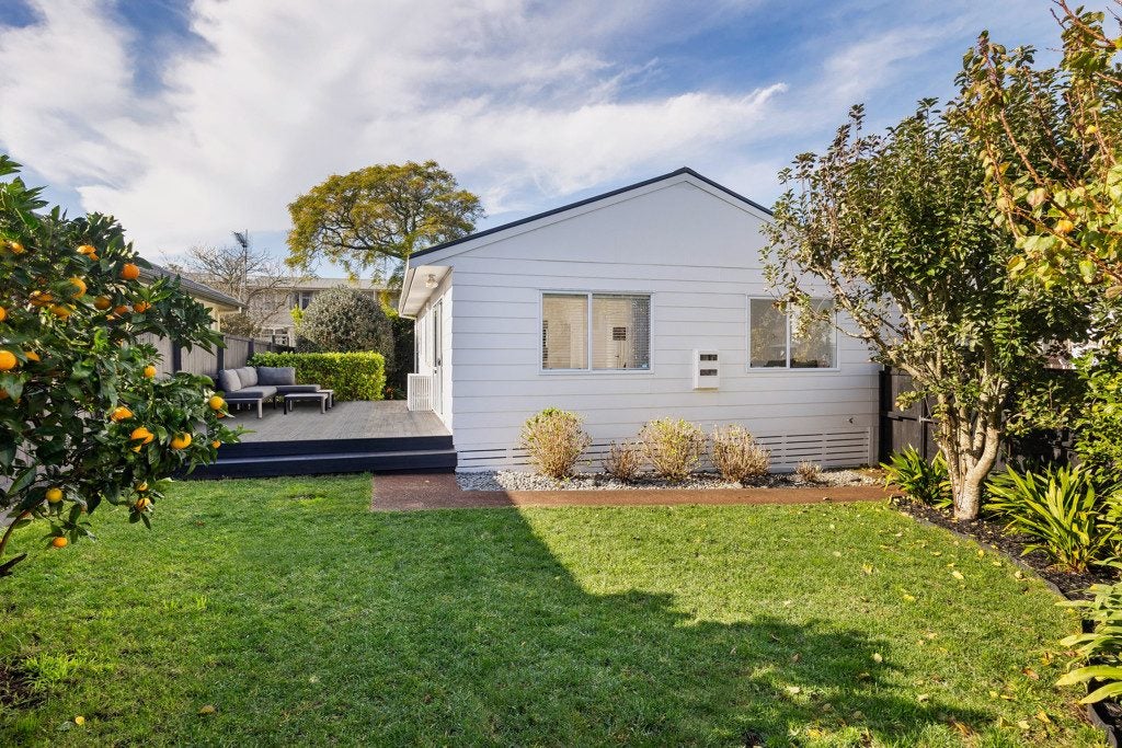 6B Lorraine Avenue, Mount Albert, Auckland - Carousel 1