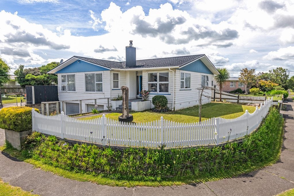 2 Anakiwa Street, Kelvin Grove, Palmerston North - Carousel 1