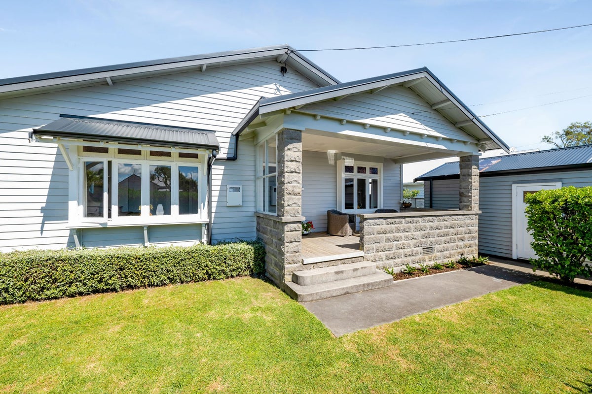 76 Paynters Avenue, Strandon, New Plymouth - Carousel 1