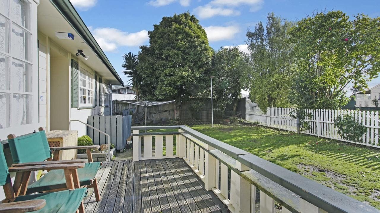 27 Fairdale Avenue, Red Hill, Papakura - Carousel 1