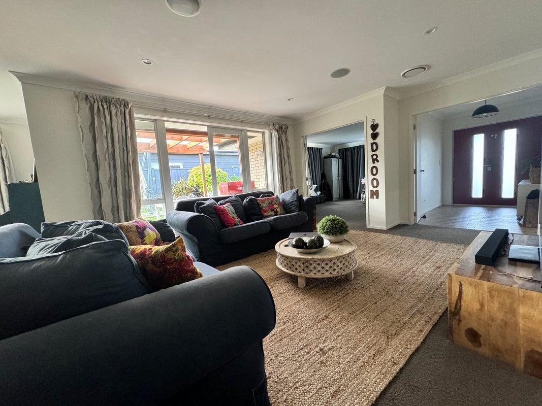 5 Artists Avenue, Beachlands, Auckland - Carousel 1