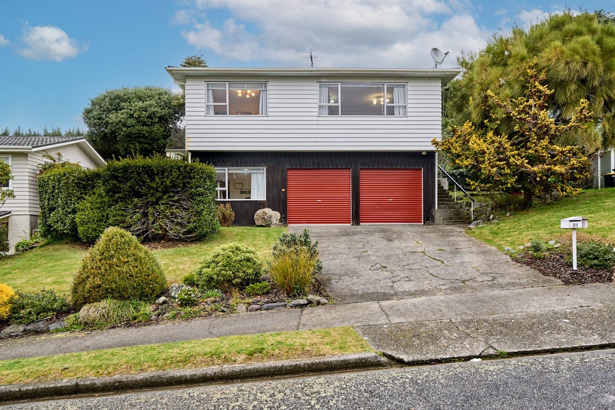 21 Oriel Avenue, Tawa, Wellington - Carousel 1
