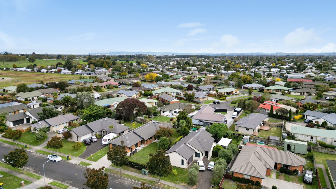 15 Aldona Place, Fairview Downs, Hamilton - Carousel 24