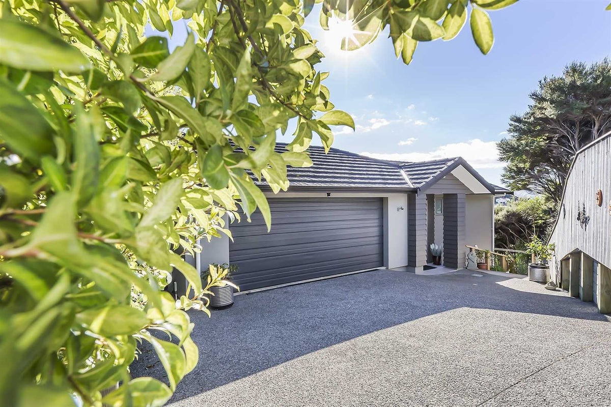 11 Deptford Lane, Whitby, Porirua - Carousel 1