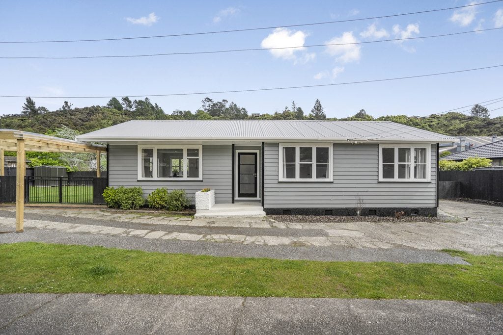 11 Richard Grove, Stokes Valley, Lower Hutt - Carousel 1