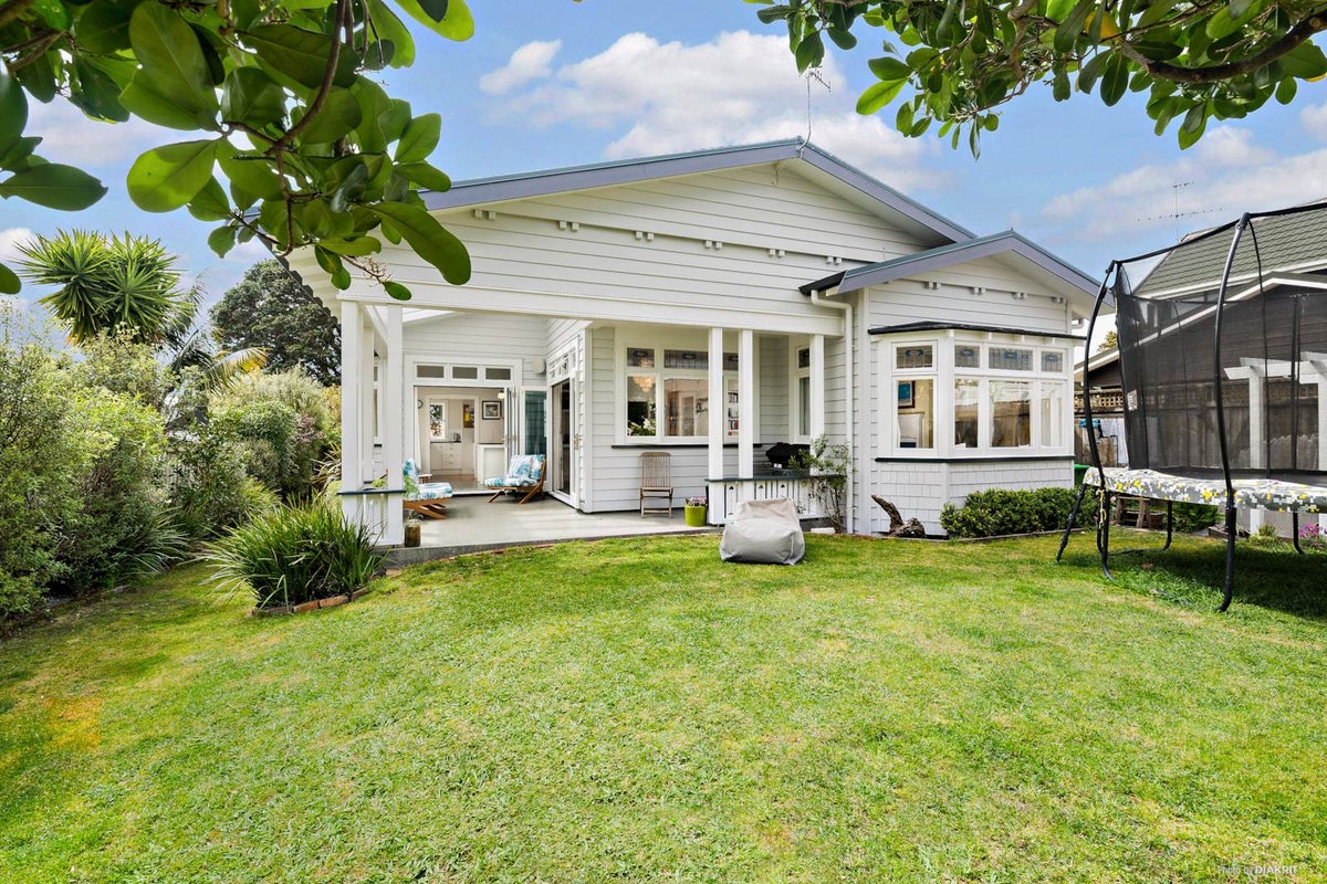 9 Seaview Avenue, Northcote, Auckland - Carousel 1