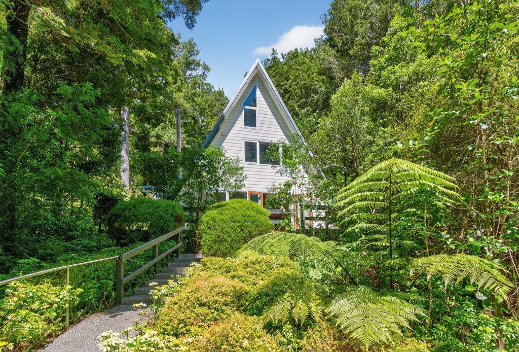 8 Tiniroa Grove, Silverstream, Upper Hutt - Carousel 1
