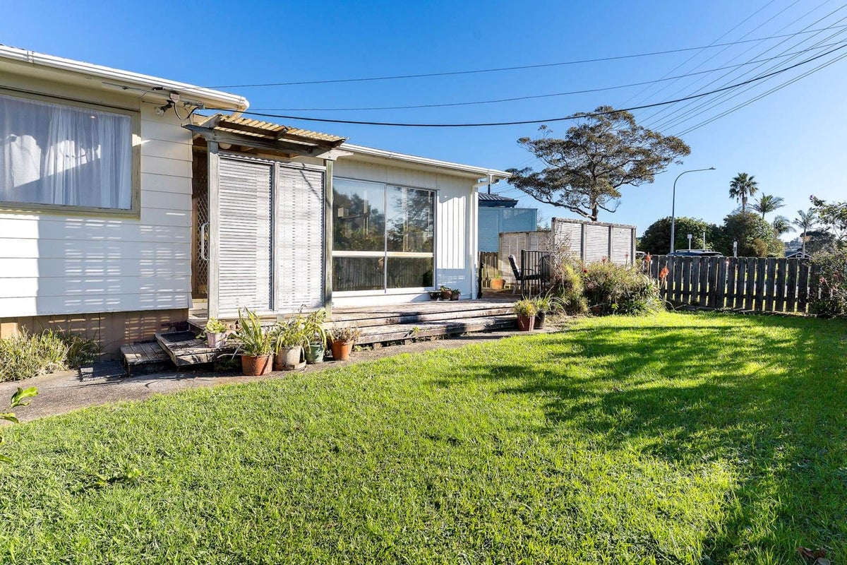 1/2 Barron Drive, Green Bay, Waitakere City, Auckland - Carousel 2