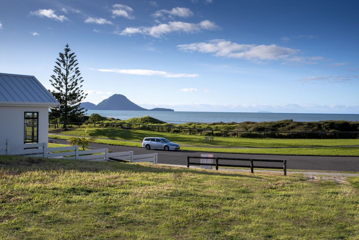 18 Pacific Parade, Coastlands, Whakatane - Carousel 1