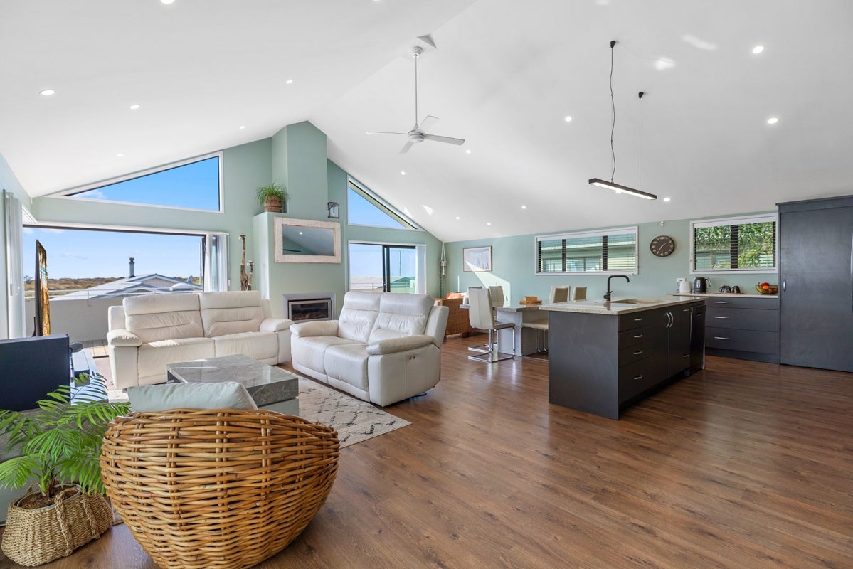 918B Papamoa Beach Road, Papamoa Beach, Papamoa - Carousel 1