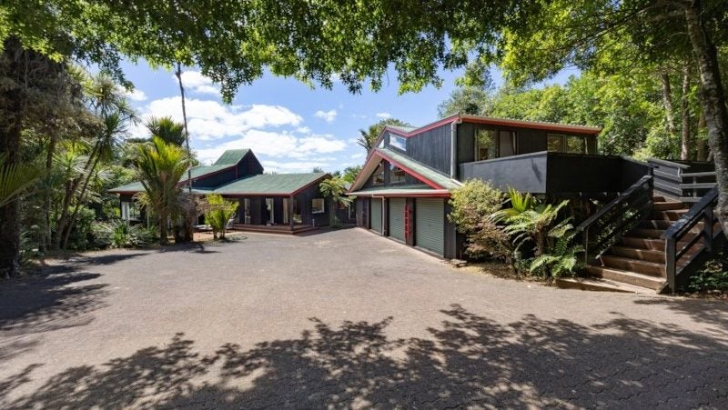 195A Scenic Drive, Titirangi, Auckland - Carousel 1