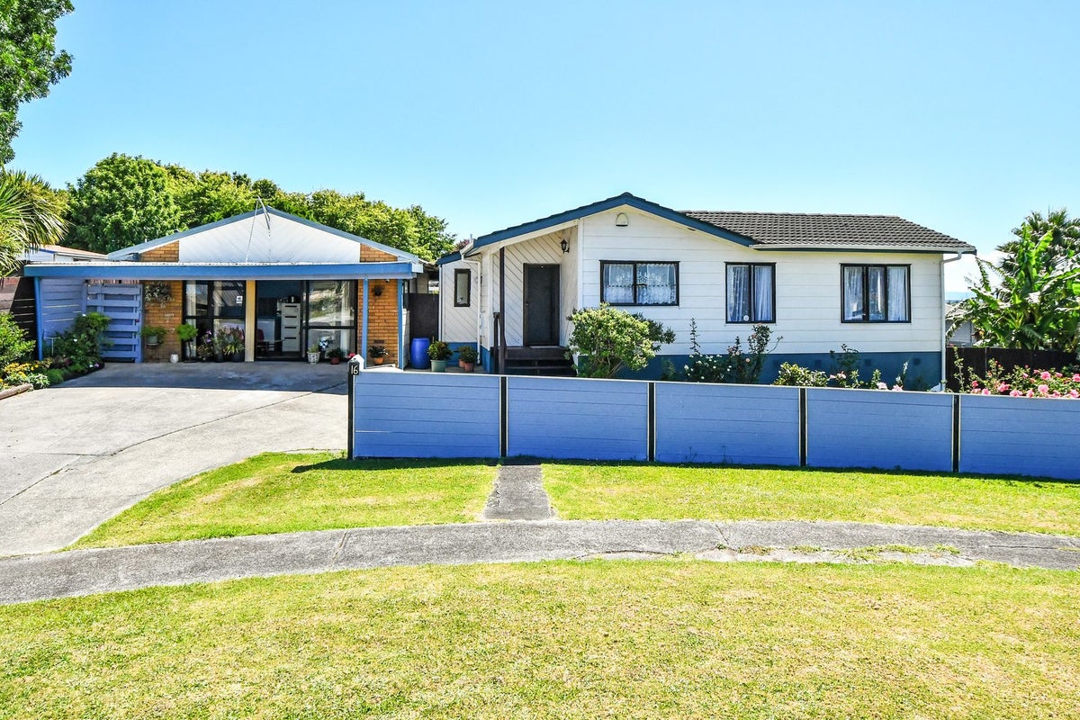 16 Oreti Place, Clover Park, Auckland - Carousel 1