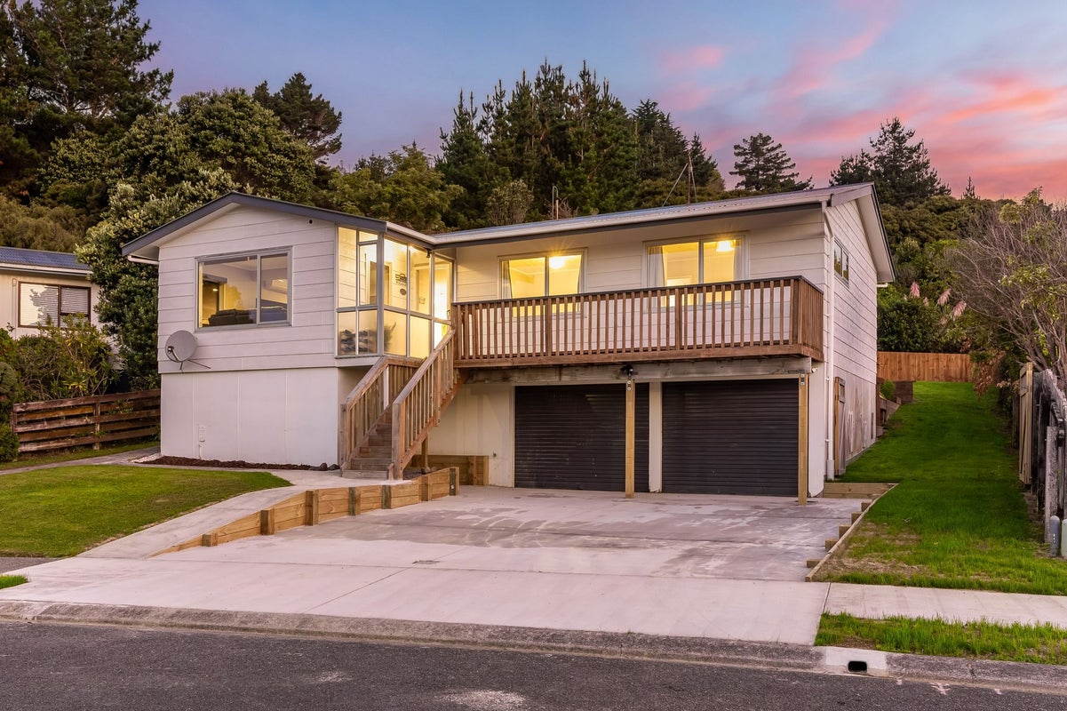 10 Transom Close, Whitby, Porirua - Carousel 1