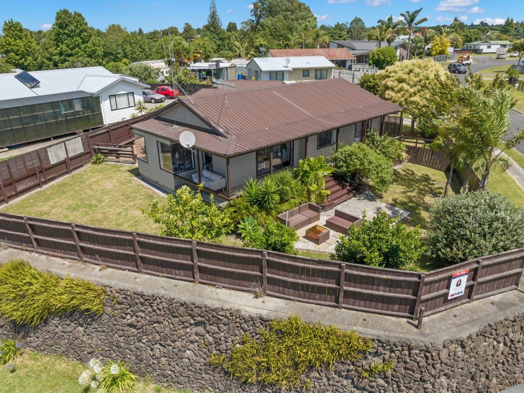 2 Gray Avenue, Te Puke, Te Puke - Carousel 1
