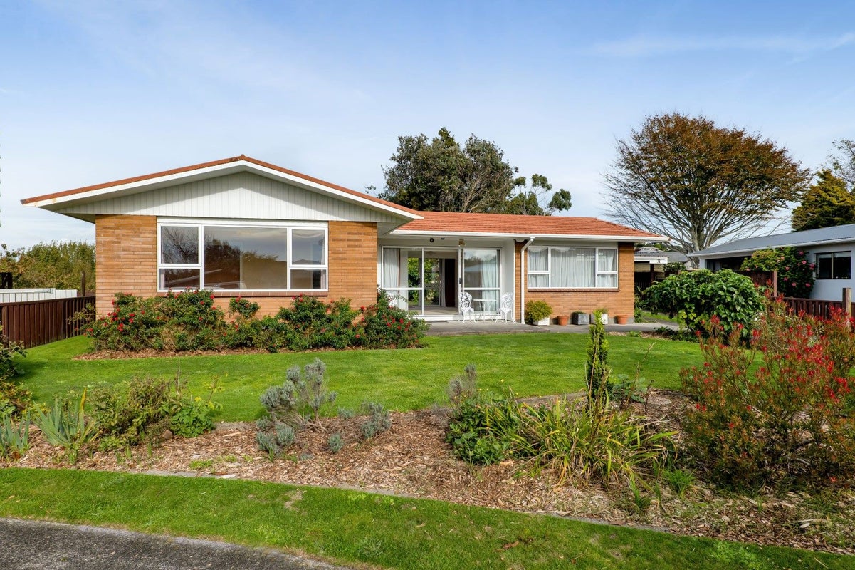 8 Warren Place, Frankleigh Park, New Plymouth - Carousel 1