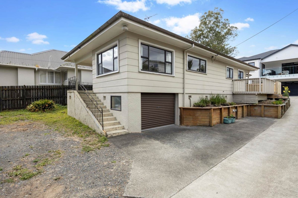 17 Margan Avenue, New Lynn, Auckland - Carousel 1