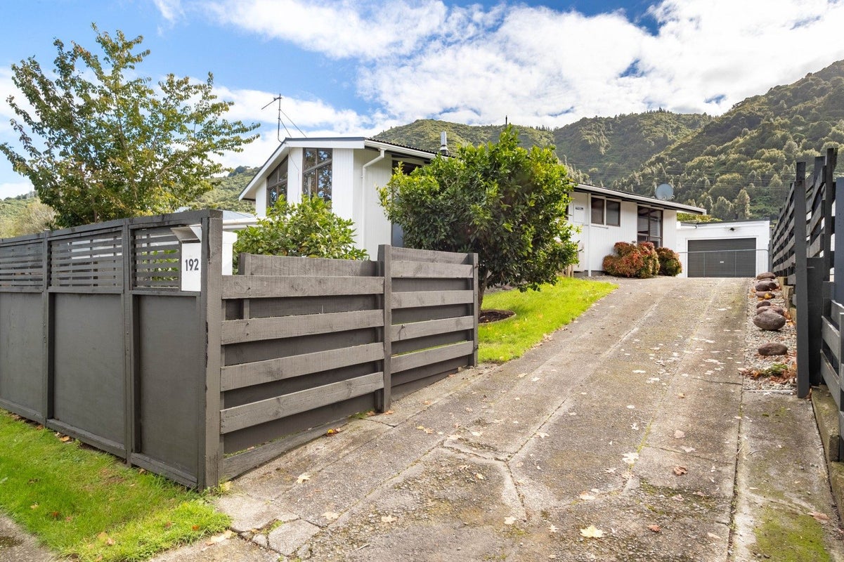 192 California Drive, Totara Park, Upper Hutt - Carousel 1