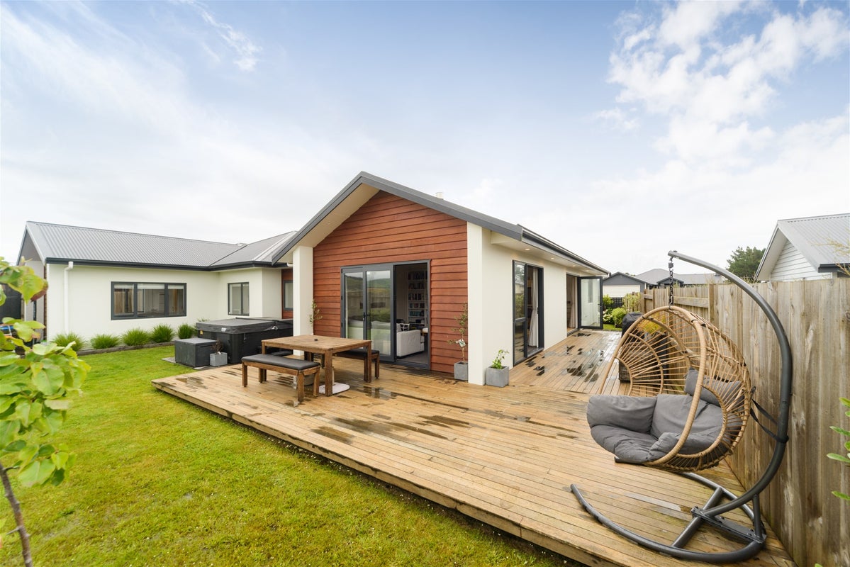114 Johnstone Drive, Fitzherbert, Palmerston North - Carousel 2