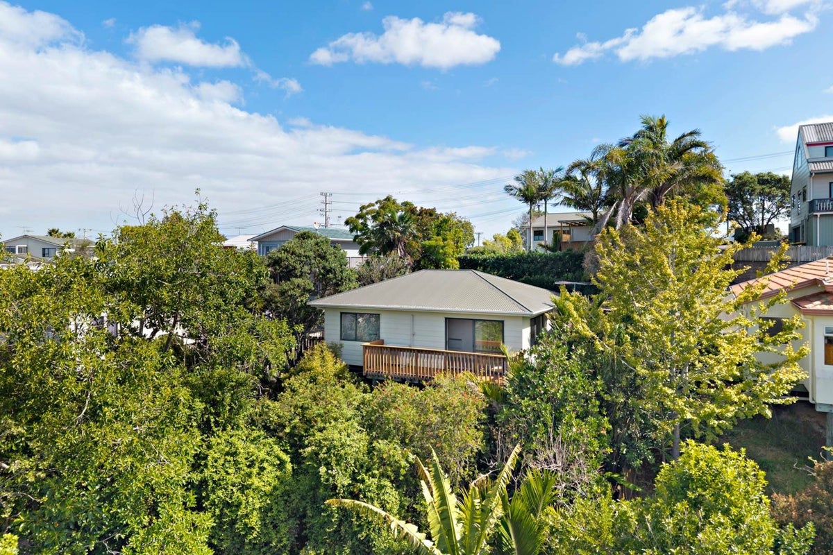 899A East Coast Road, Northcross, Auckland - Carousel 46