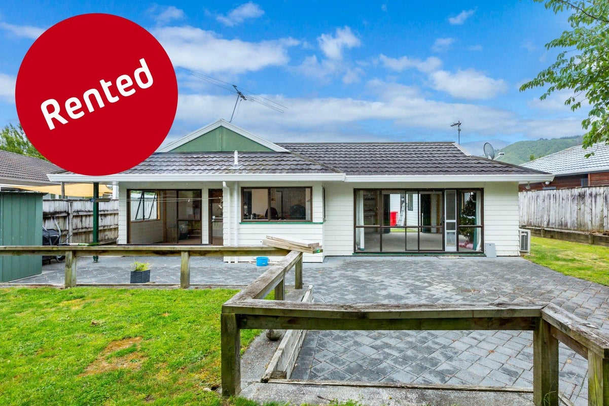 4 Memphis Grove, Totara Park, Upper Hutt - Carousel 1