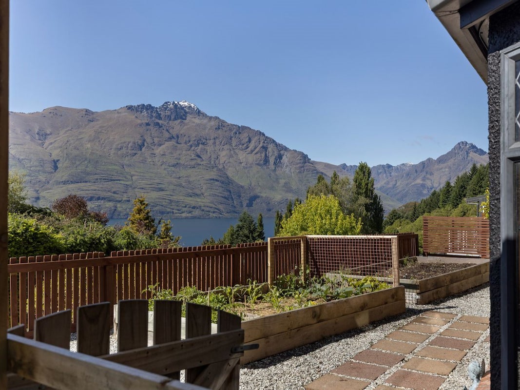 10 Moss Lane, Sunshine Bay, Queenstown - Carousel 1