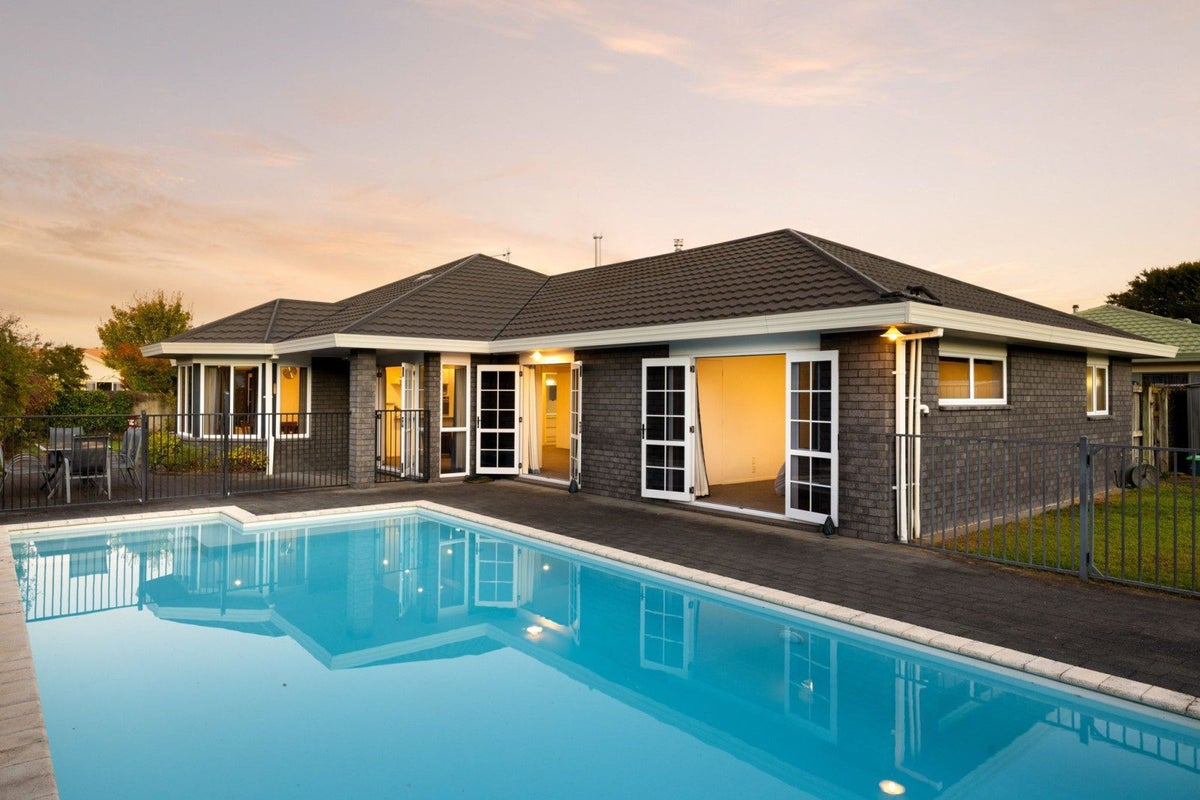 31 Admiral Crescent, Flagstaff, Hamilton - Carousel 1