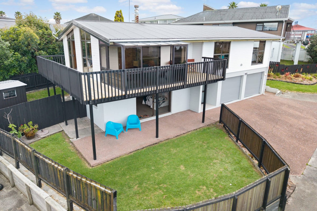 203 Hibiscus Coast Hwy, Red Beach, Whangaparaoa - Carousel 1
