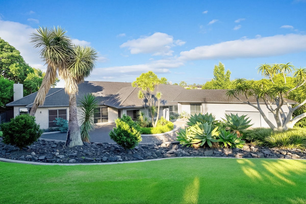 7 Burgundy Park Avenue, Henderson, Waitakere City, Auckland - Carousel 2