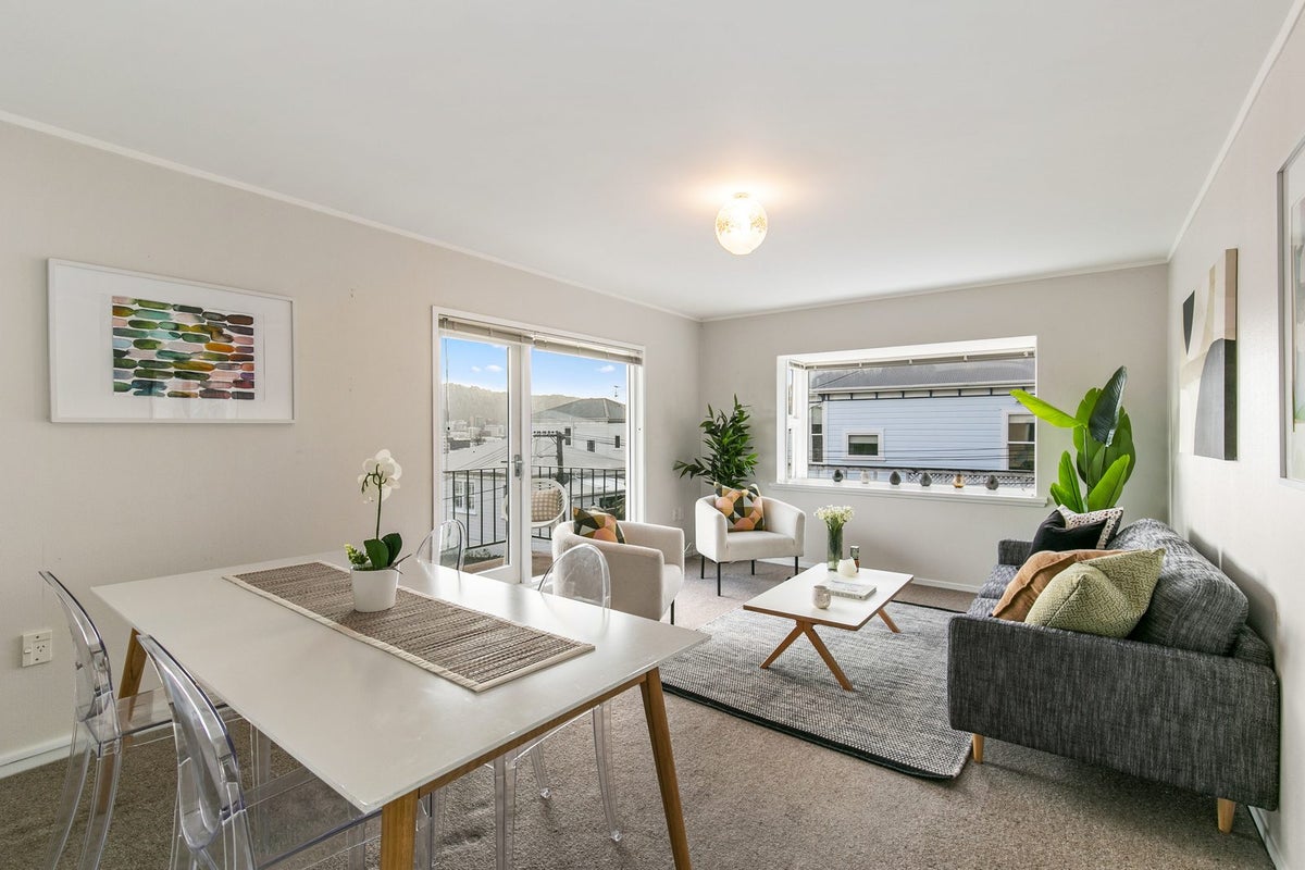 4/2 Scarborough Terrace, Mount Victoria, Wellington - Carousel 1