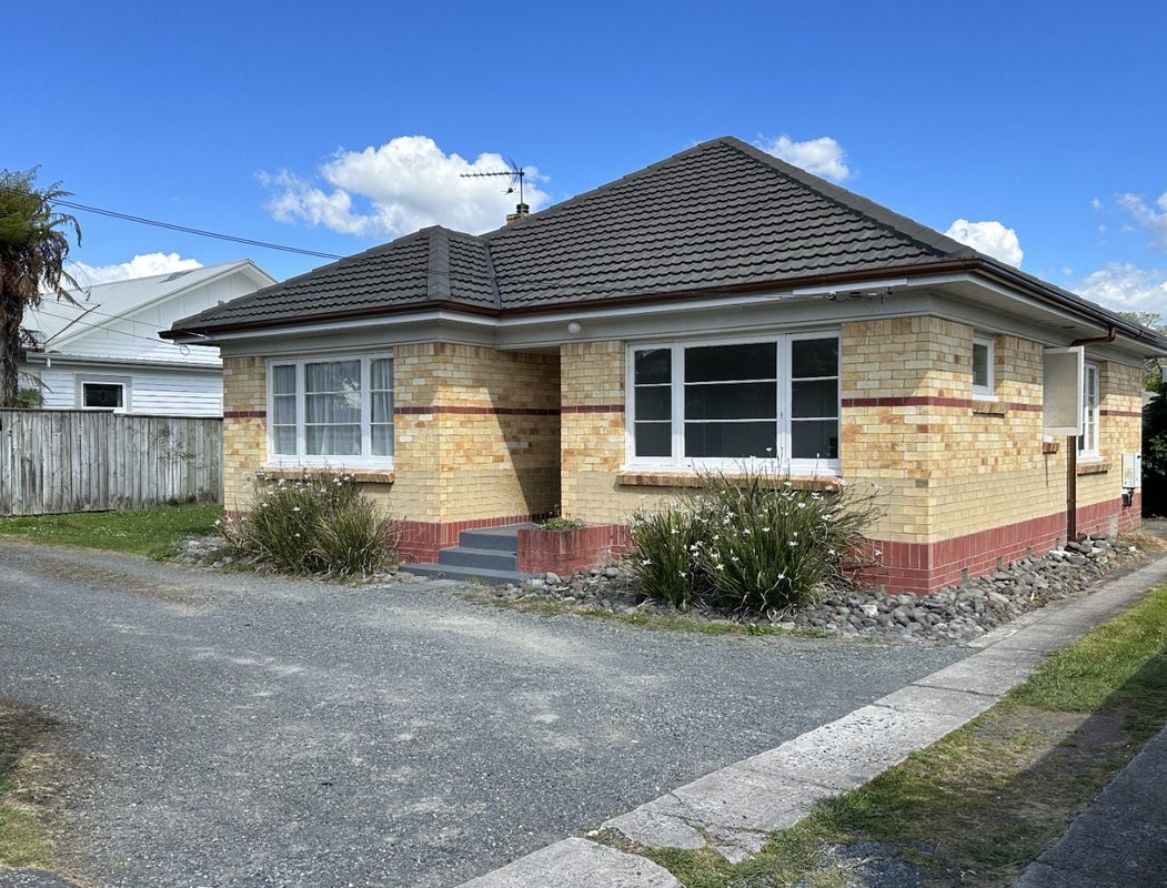 16 Brookfield Street, Hamilton East, Hamilton - Carousel 1