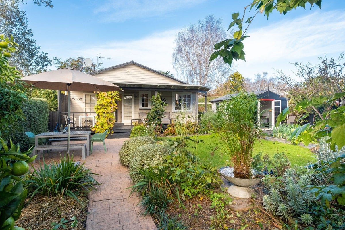 900 Caroline Road, Mayfair, Hastings - Carousel 2