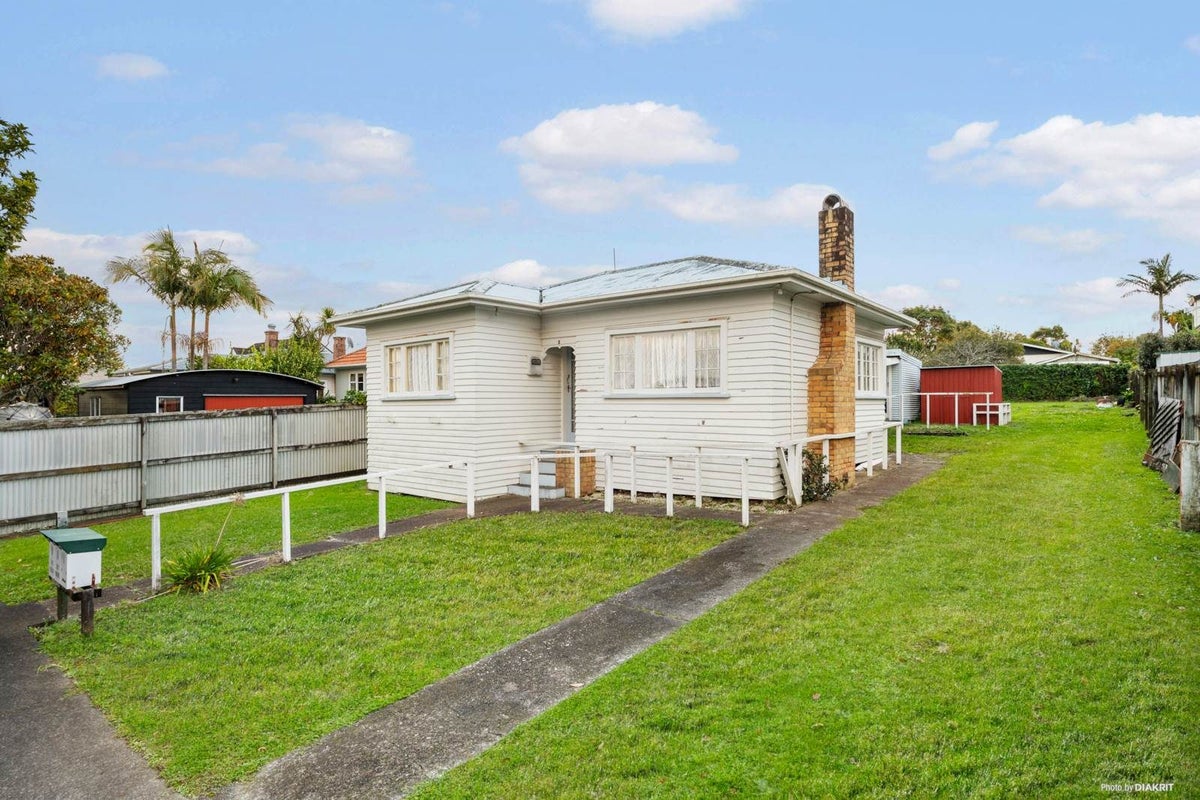 9 Montrose Street, Point Chevalier, Auckland - Carousel 2