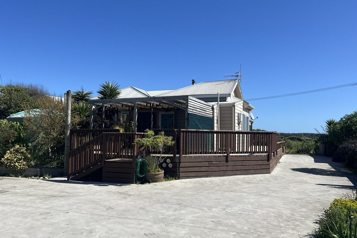 16 Kina Street, Tangimoana, Tangimoana - Carousel 2