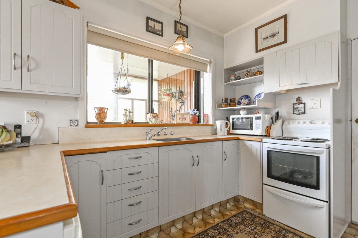 1213 Willowpark Road North, Mayfair, Hastings - Carousel 2