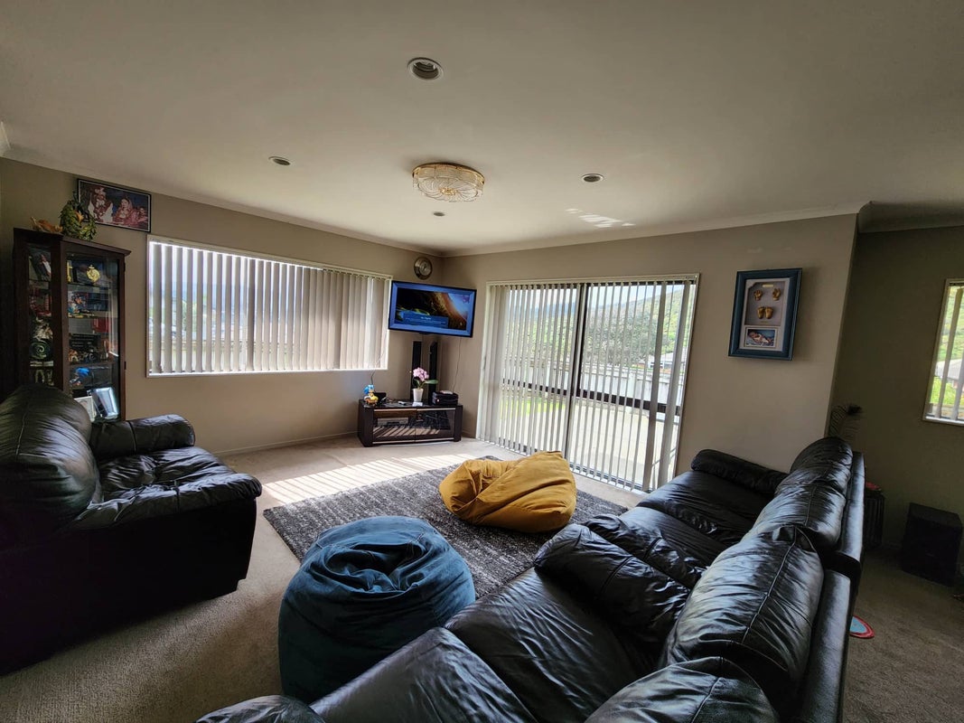 46 King Charles Drive, Kingsley Heights, Upper Hutt - Carousel 2