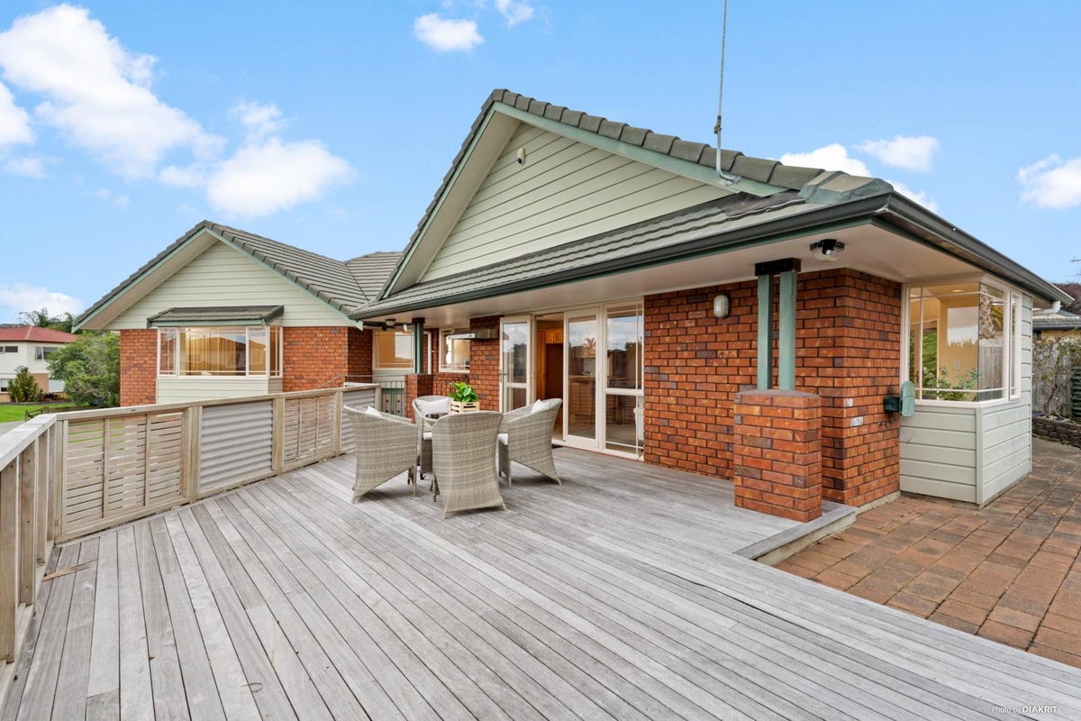 11 Araminta Place, Beachlands, Auckland - Carousel 1