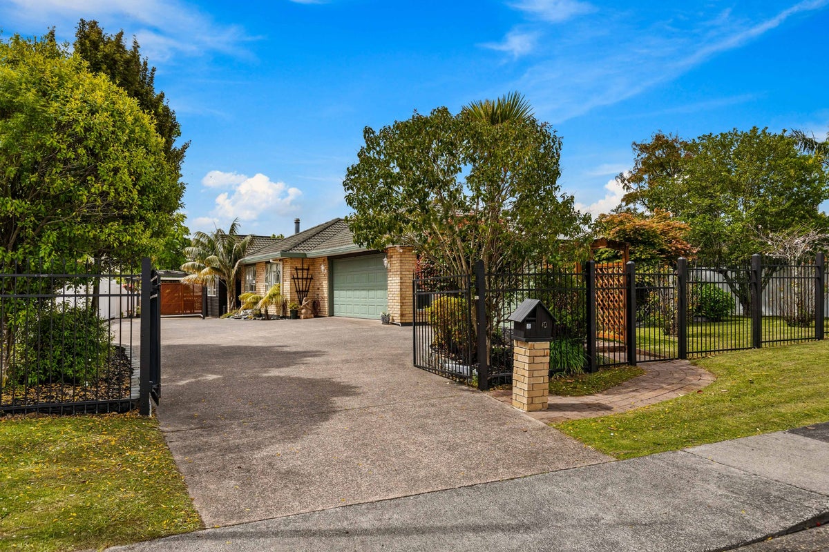 10 Patsy O'Hara Place, Swanson, Auckland - Carousel 1