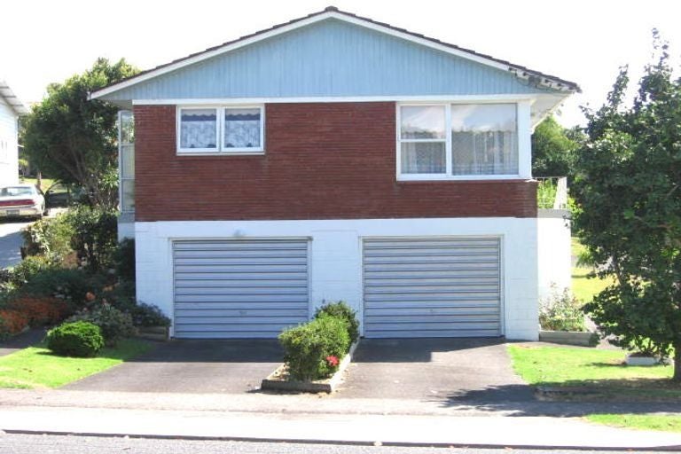 2/31 Hutchinson Avenue, New Lynn, Auckland - Carousel 1