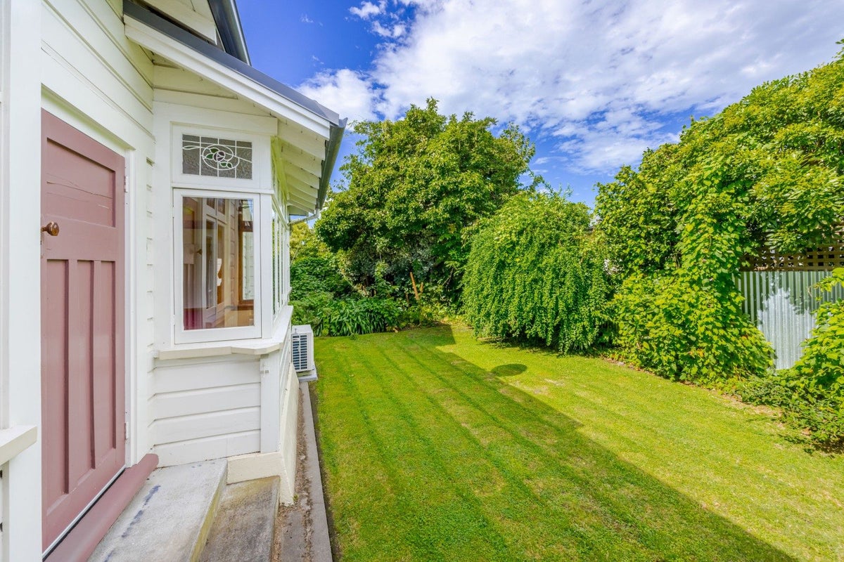 103 Duchess Crescent, Mayfair, Hastings - Carousel 1