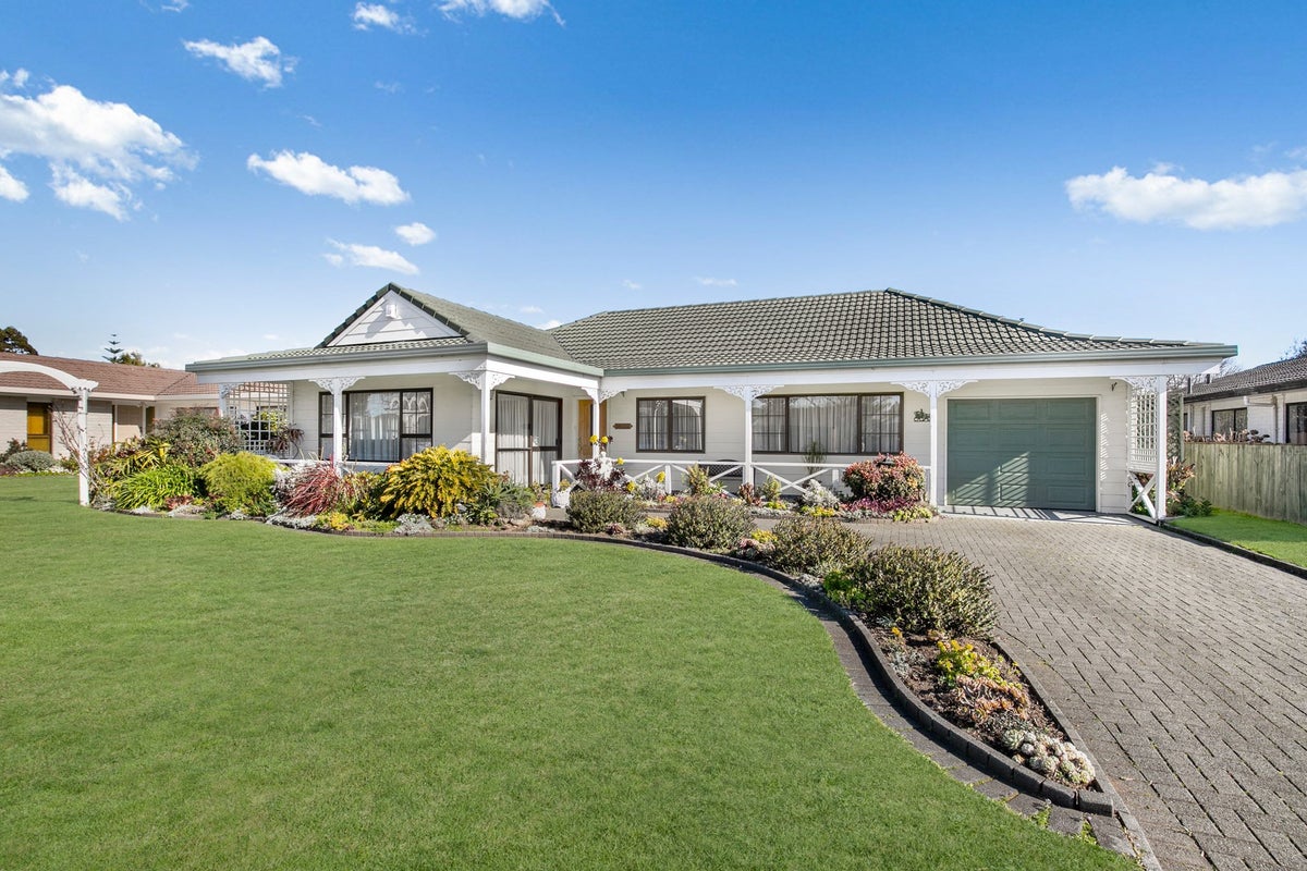 9 Peridot Place, Conifer Grove, Takanini - Carousel 1