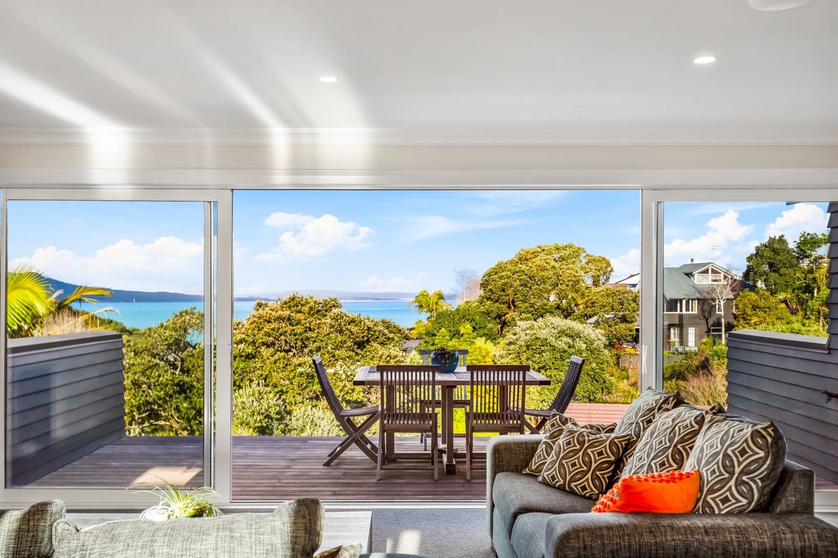 37 Eastcliffe Road, Castor Bay, Auckland - Carousel 2