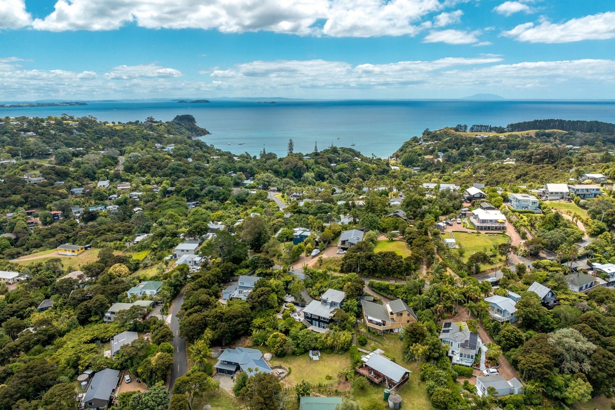 3 Giles Road, Ostend, Waiheke Island - Carousel 2